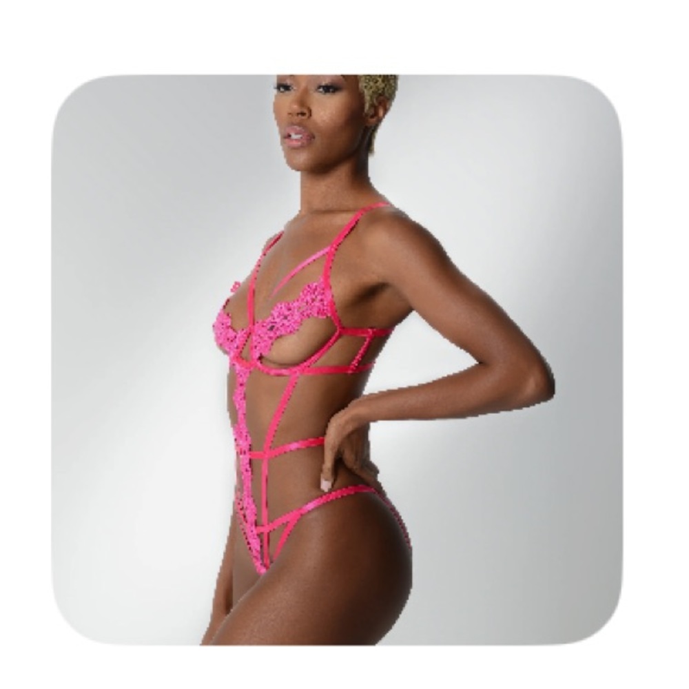 Love Vera L/XL Odie Embroidered Strappy
Cutout Teddy Rose